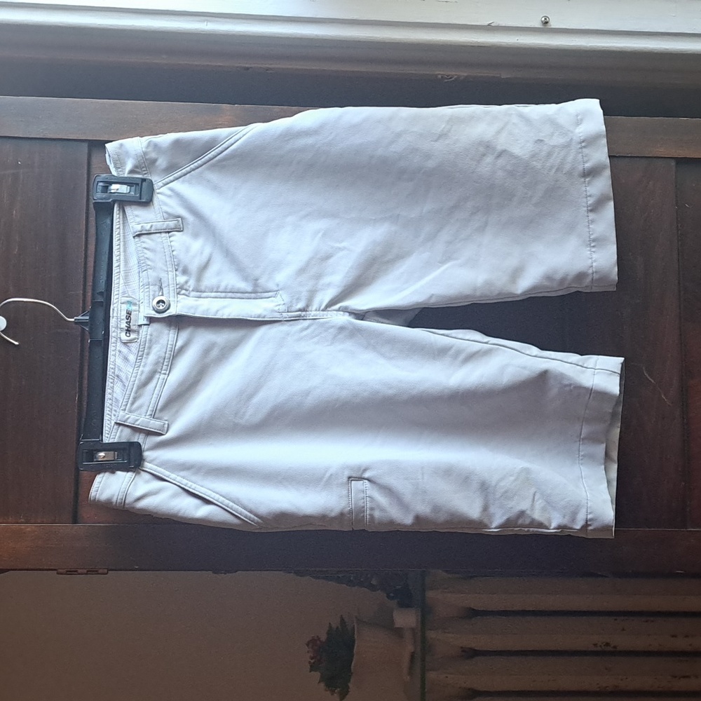 Chase54 woman's size 6 grey Bermuda shorts w 4 pockets and media pocket